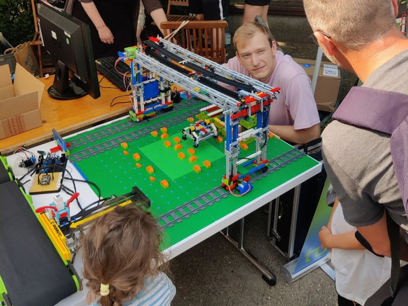 MINIS Containerterminal auf dem TU Dortmund Sommerfest 2024 Das Containerterminal von MINIS und beistehende Personen
